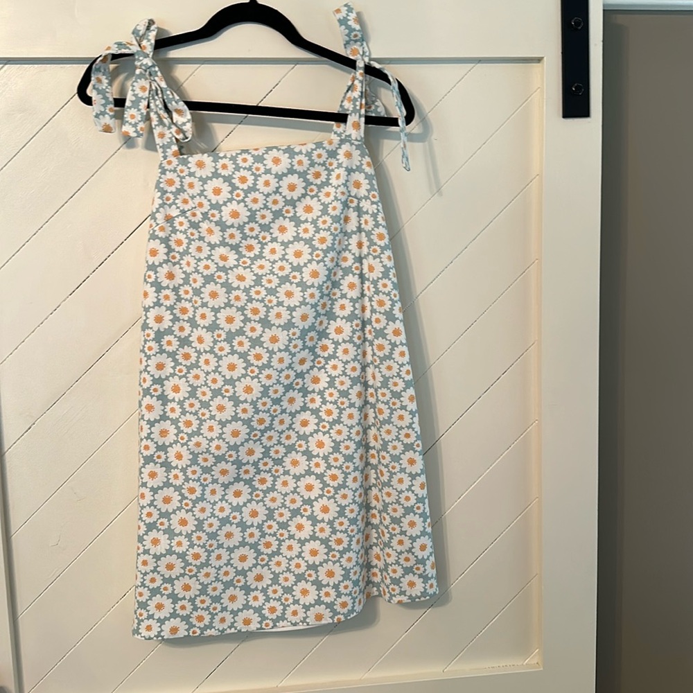 Girl and the Sun tie shoulder summer daisy dress. SZ small